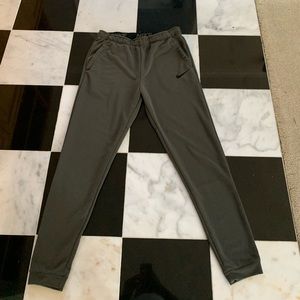 Army green Nike jogger/sweatpants